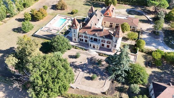 Château de caractère, 30 chambres, 21 pièces d’eau, piscine et près de 2,45 hectares