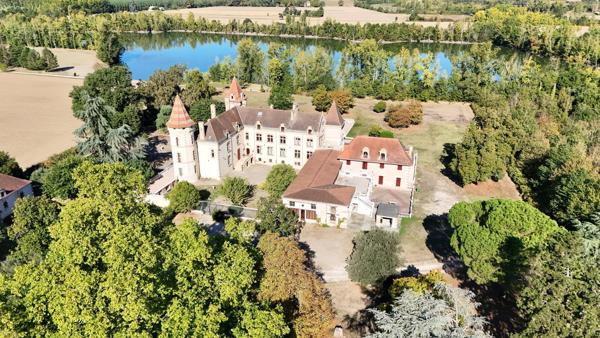Château de caractère, 30 chambres, 21 pièces d’eau, piscine et près de 2,45 hectares