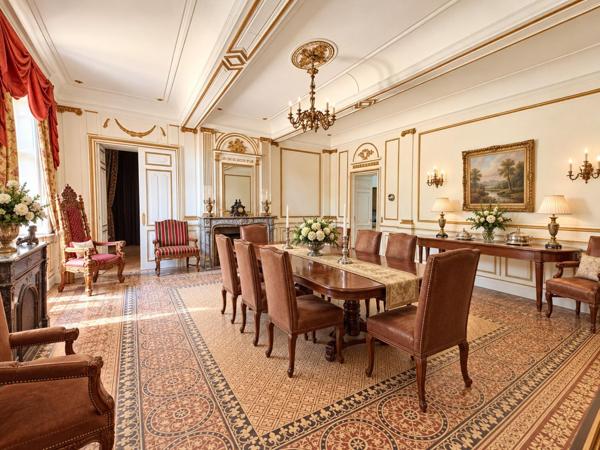 Château de caractère, 30 chambres, 21 pièces d’eau, piscine et près de 2,45 hectares