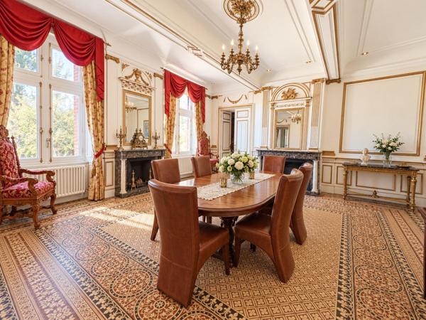 Château de caractère, 30 chambres, 21 pièces d’eau, piscine et près de 2,45 hectares