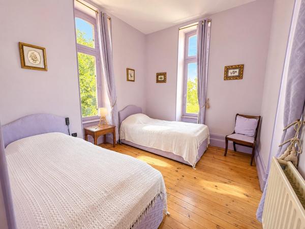 Château de caractère, 30 chambres, 21 pièces d’eau, piscine et près de 2,45 hectares