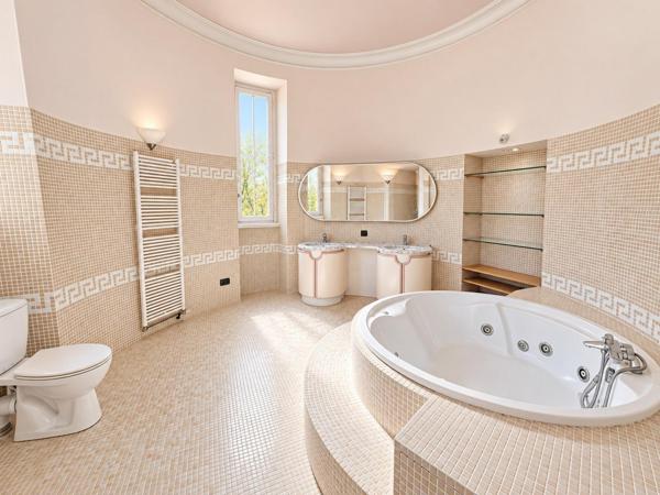 Château de caractère, 30 chambres, 21 pièces d’eau, piscine et près de 2,45 hectares