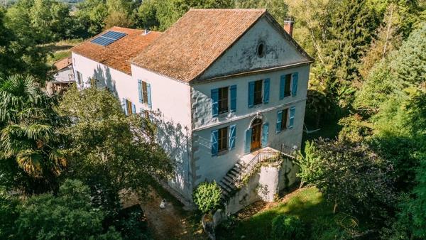 Moulin du 18ème siècle avec 5 chambres, une maison indépendante et un parc