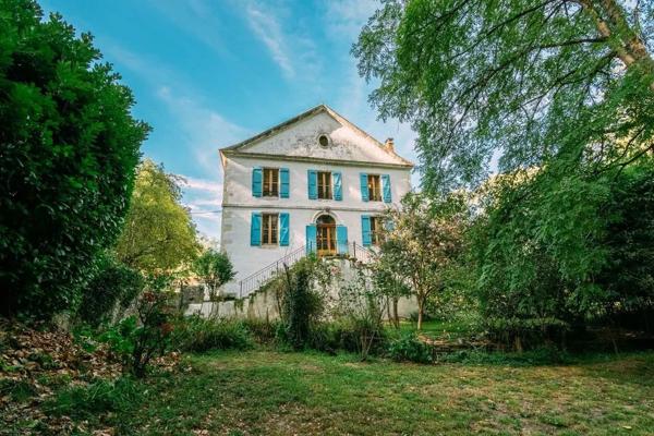 Moulin du 18ème siècle avec 5 chambres, une maison indépendante et un parc