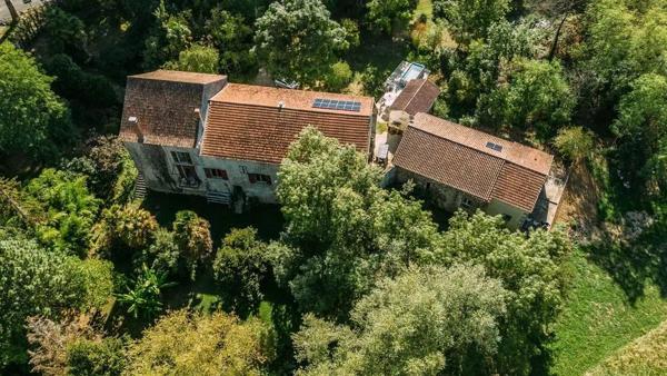 Moulin du 18ème siècle avec 5 chambres, une maison indépendante et un parc