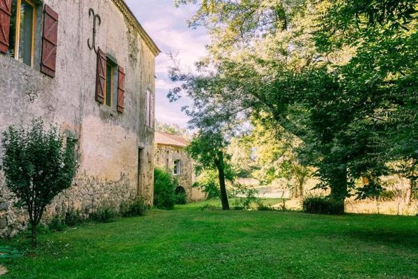 Moulin du 18ème siècle avec 5 chambres, une maison indépendante et un parc
