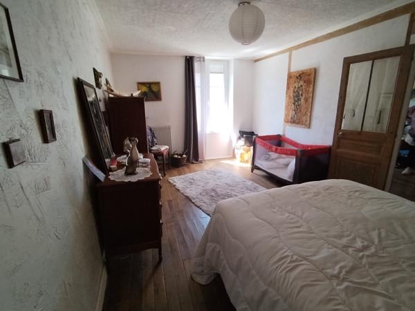 Vente maison de ville Chauvigny (86300), 131.00m² avec 5 pièce(s) dont 3 chambre(s) sur 143.00m² de terrain. La Bruyere Immobilier