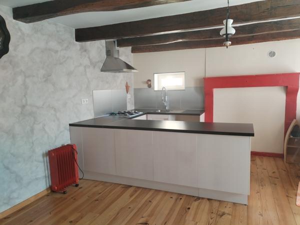 Vente maison de ville Chauvigny (86300), 131.00m² avec 5 pièce(s) dont 3 chambre(s) sur 143.00m² de terrain. La Bruyere Immobilier