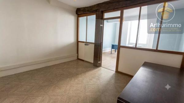 Location                                                      Bureau
                        
                     3 pièces                      47 m2                     à Beaugency