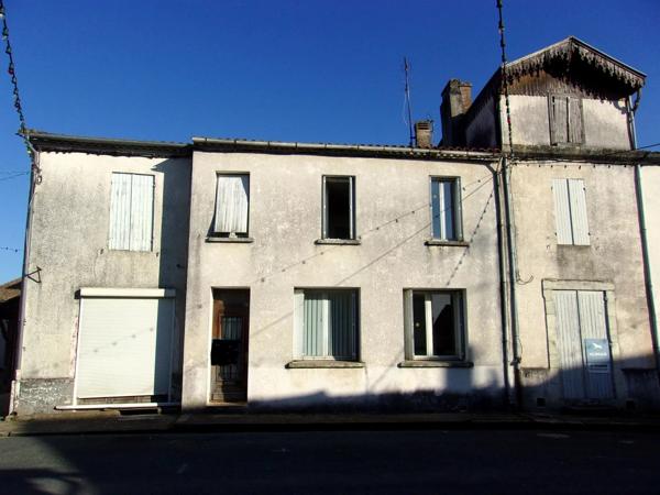 Maison de village en pierre de 3 chambres à rénover au cœur du village historique.