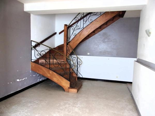 Maison de village en pierre de 3 chambres à rénover au cœur du village historique.