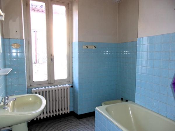 Maison de village en pierre de 3 chambres à rénover au cœur du village historique.