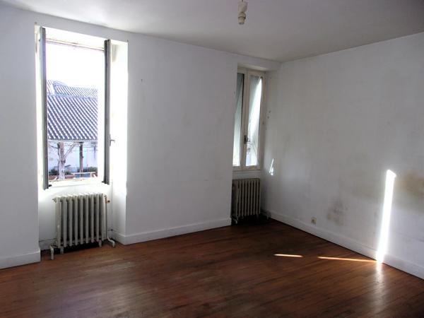 Maison de village en pierre de 3 chambres à rénover au cœur du village historique.