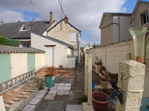 Vente                                                      Maison de village
                        
                     3 pièces                      66 m2                     à Toury