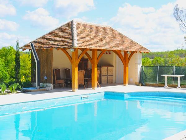 Ferme traditionnelle avec piscine et terrasses