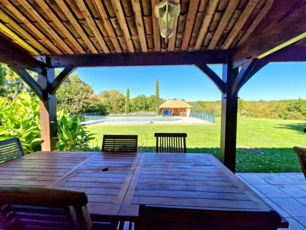 Ferme traditionnelle avec piscine et terrasses