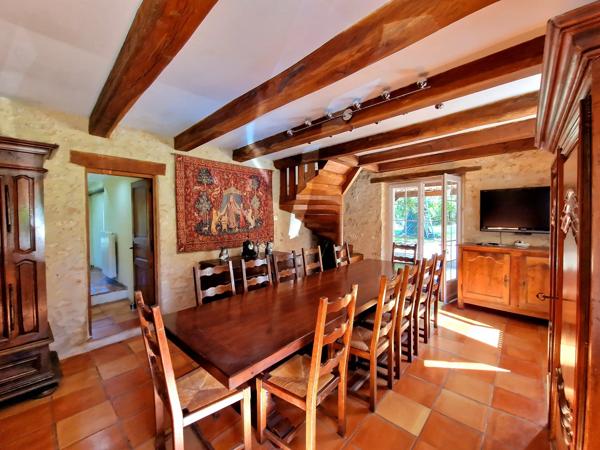 Ferme traditionnelle avec piscine et terrasses