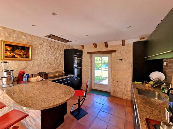 Ferme traditionnelle avec piscine et terrasses