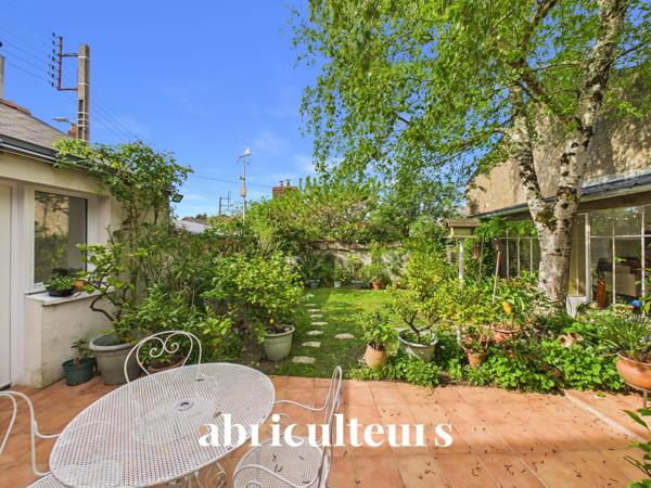 Maison aux volumes généreux 5 chambres et 1 bureau Beau jardin arboré sans vis-à-vis Garage Zola