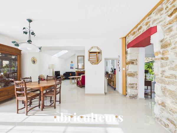 Maison aux volumes généreux 5 chambres et 1 bureau Beau jardin arboré sans vis-à-vis Garage Zola
