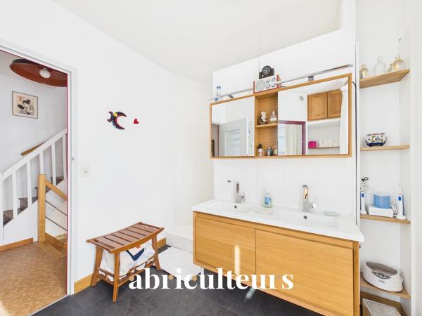 Maison aux volumes généreux 5 chambres et 1 bureau Beau jardin arboré sans vis-à-vis Garage Zola