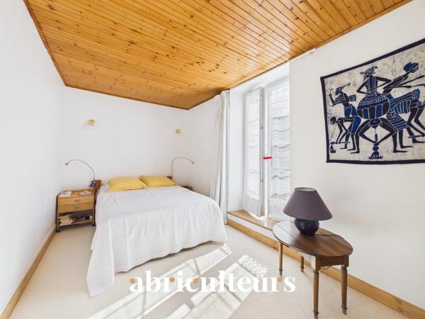 Maison aux volumes généreux 5 chambres et 1 bureau Beau jardin arboré sans vis-à-vis Garage Zola