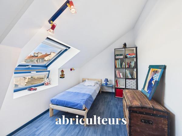 Maison aux volumes généreux 5 chambres et 1 bureau Beau jardin arboré sans vis-à-vis Garage Zola