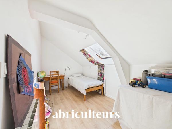 Maison aux volumes généreux 5 chambres et 1 bureau Beau jardin arboré sans vis-à-vis Garage Zola