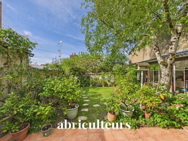 Maison aux volumes généreux 5 chambres et 1 bureau Beau jardin arboré sans vis-à-vis Garage Zola