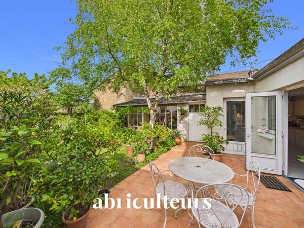 Maison aux volumes généreux 5 chambres et 1 bureau Beau jardin arboré sans vis-à-vis Garage Zola