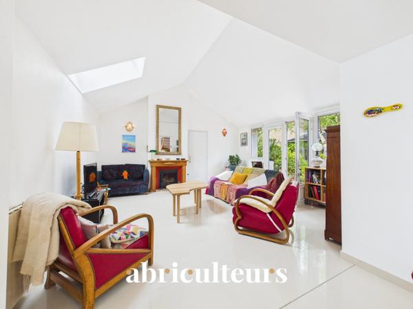 Maison aux volumes généreux 5 chambres et 1 bureau Beau jardin arboré sans vis-à-vis Garage Zola