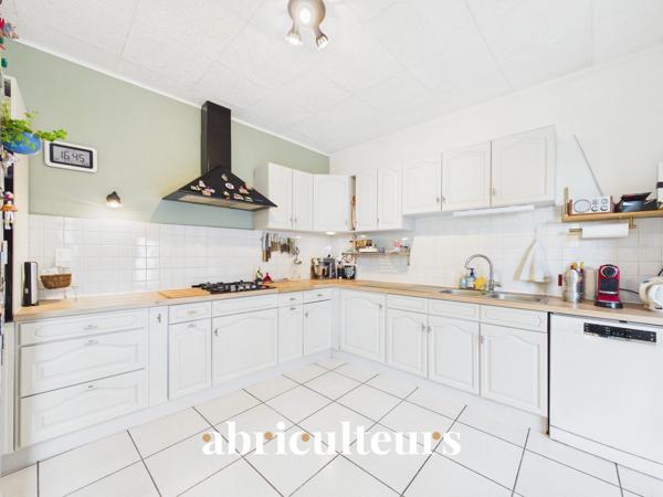 Maison aux volumes généreux 5 chambres et 1 bureau Beau jardin arboré sans vis-à-vis Garage Zola