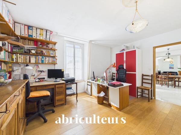 Maison aux volumes généreux 5 chambres et 1 bureau Beau jardin arboré sans vis-à-vis Garage Zola