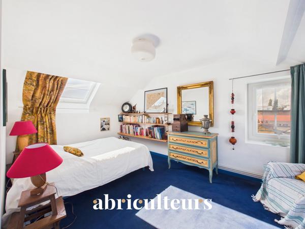 Maison aux volumes généreux 5 chambres et 1 bureau Beau jardin arboré sans vis-à-vis Garage Zola