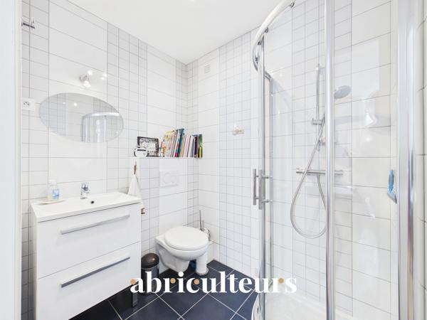 Maison aux volumes généreux 5 chambres et 1 bureau Beau jardin arboré sans vis-à-vis Garage Zola