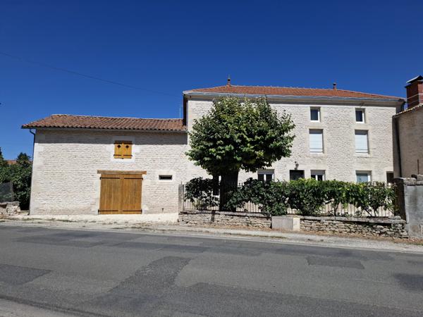 Maison familiale impeccable de 4 à 5 chambres, idéalement située à quelques minutes à pied de toutes les commodités.