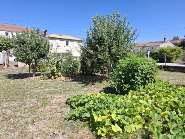 Maison familiale impeccable de 4 à 5 chambres, idéalement située à quelques minutes à pied de toutes les commodités.