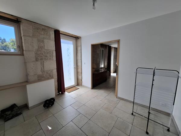 Maison familiale impeccable de 4 à 5 chambres, idéalement située à quelques minutes à pied de toutes les commodités.