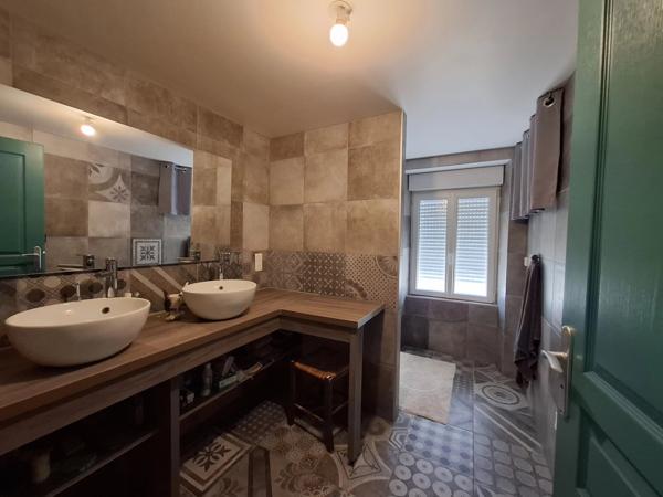 Maison familiale impeccable de 4 à 5 chambres, idéalement située à quelques minutes à pied de toutes les commodités.