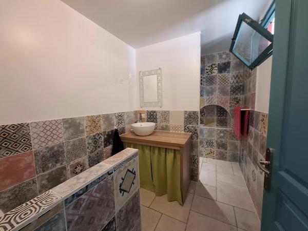 Maison familiale impeccable de 4 à 5 chambres, idéalement située à quelques minutes à pied de toutes les commodités.