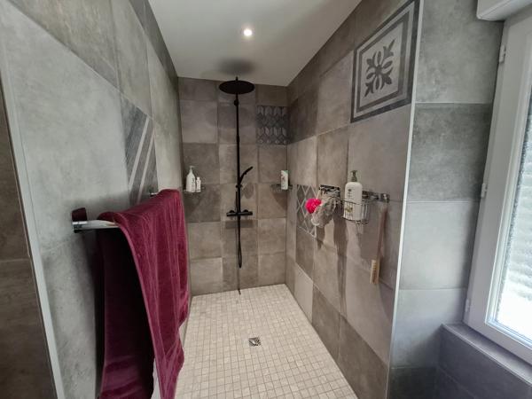 Maison familiale impeccable de 4 à 5 chambres, idéalement située à quelques minutes à pied de toutes les commodités.