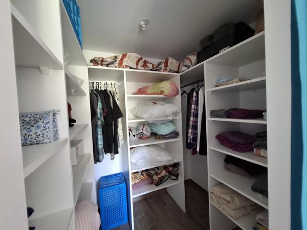 Maison familiale impeccable de 4 à 5 chambres, idéalement située à quelques minutes à pied de toutes les commodités.