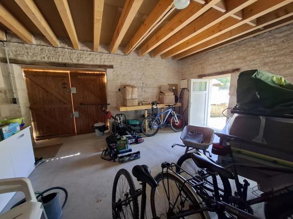 Maison familiale impeccable de 4 à 5 chambres, idéalement située à quelques minutes à pied de toutes les commodités.