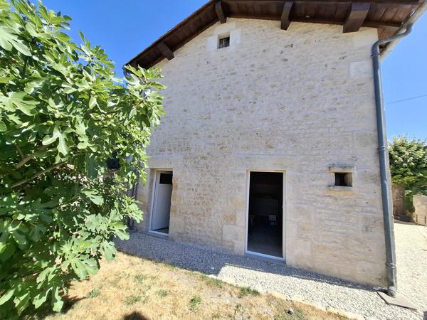 Maison familiale impeccable de 4 à 5 chambres, idéalement située à quelques minutes à pied de toutes les commodités.