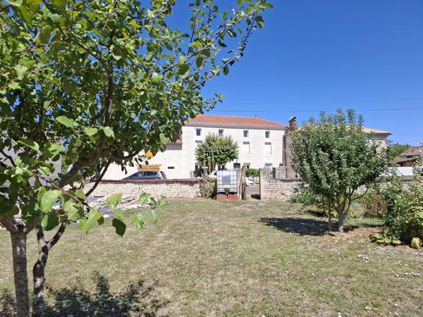 Maison familiale impeccable de 4 à 5 chambres, idéalement située à quelques minutes à pied de toutes les commodités.