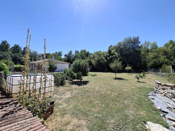 Maison familiale impeccable de 4 à 5 chambres, idéalement située à quelques minutes à pied de toutes les commodités.