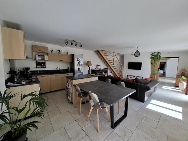 Maison familiale impeccable de 4 à 5 chambres, idéalement située à quelques minutes à pied de toutes les commodités.