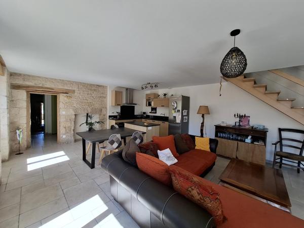 Maison familiale impeccable de 4 à 5 chambres, idéalement située à quelques minutes à pied de toutes les commodités.