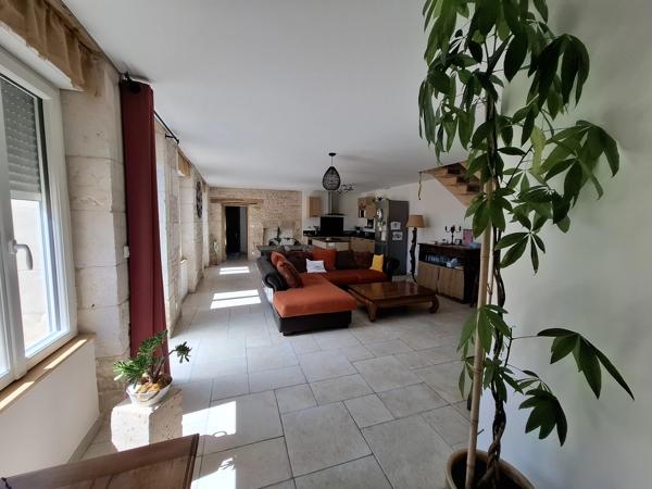 Maison familiale impeccable de 4 à 5 chambres, idéalement située à quelques minutes à pied de toutes les commodités.