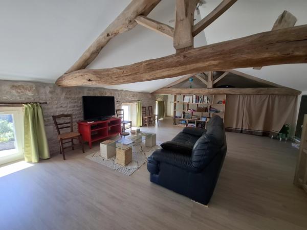 Maison familiale impeccable de 4 à 5 chambres, idéalement située à quelques minutes à pied de toutes les commodités.